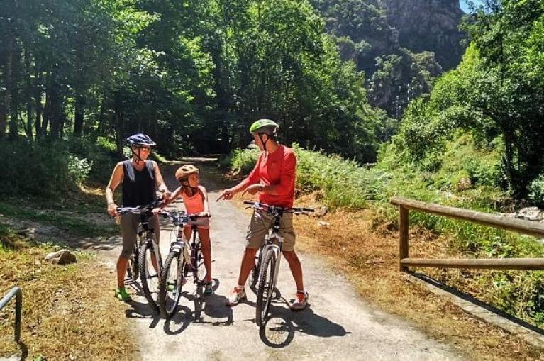 Family cycling Asturias